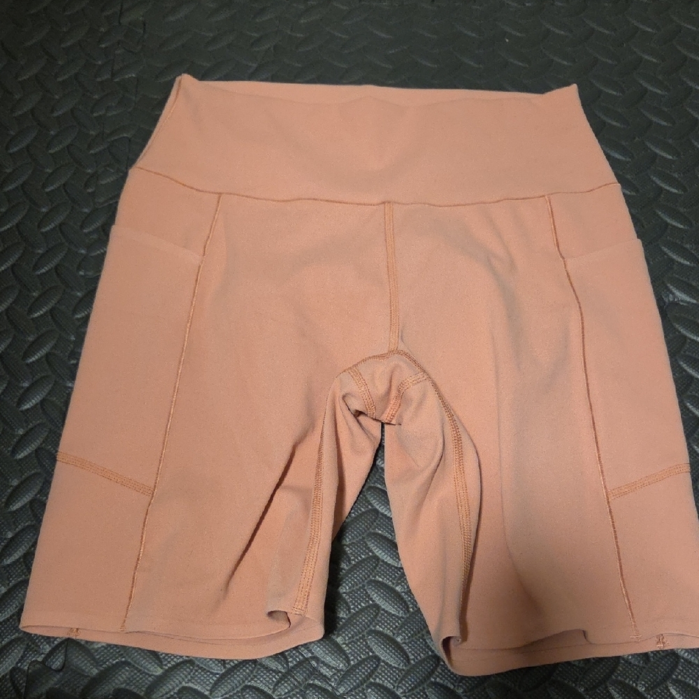 Uniqlo Women's Peach Excersize Shorts With Side Pockets
